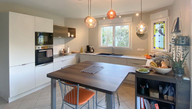 Cuisine en U avec îlot central bois rénovation Besançon aménagement intérieur