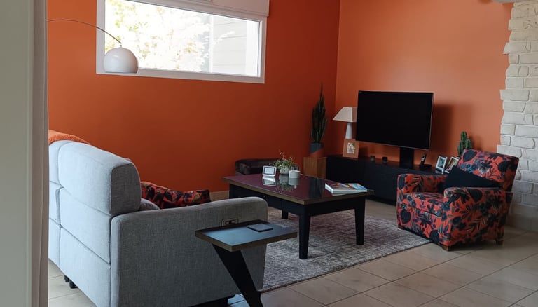 Salon plafond cathédrale orange Fresnel rénovation Besançon design intérieur