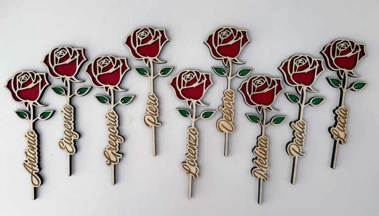 Rose in legno, taglio e incisione personalizzata