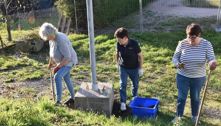 Bénévoles en pleine Plantation