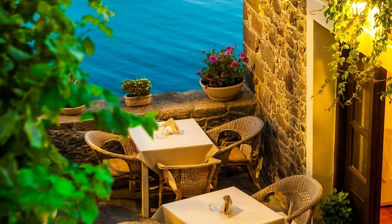 outdoor al fresco dinner, relaxed seaside restaurant ambiance