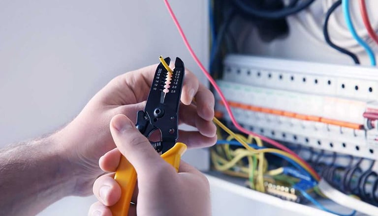 Elektros instaliacija, paskirstymo skydų surinkimas, elektros įvadai