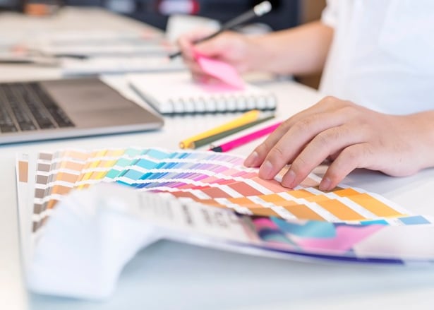 Mediengestaltung mit Farbkarten Pantone