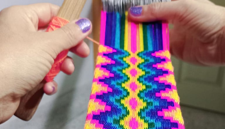 Tejido a mano de una correa en telar de cintura con vibrantes patrones geométricos en tonos neón