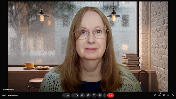 En kvinna med glasögon visas på en videokonferens.
