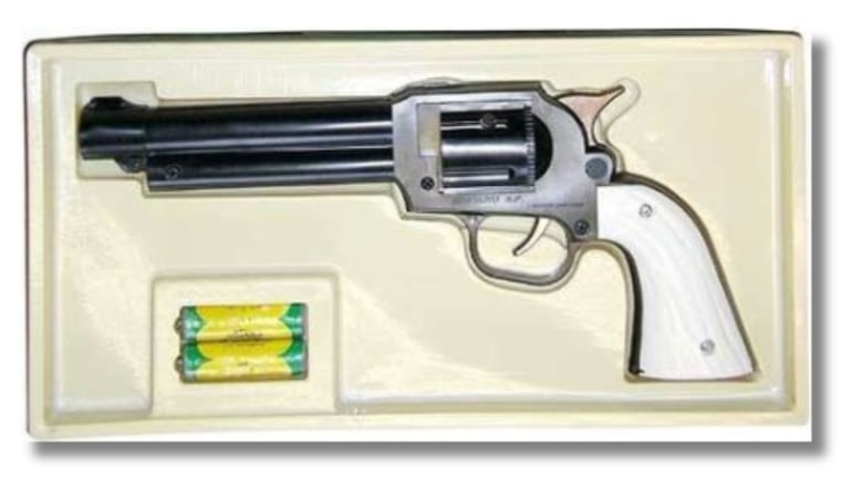 Esta é uma pistola de luz na caixa, e vinha junto duas pilhas para seu funcionamento.