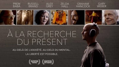 Une femme en quête de bonheur explore la transformation intérieure et la pleine conscience.