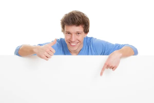 persona feliz señalando el simulador de cuota hipotecaria