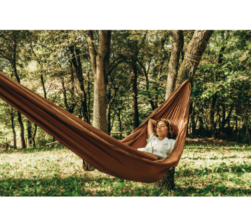 mulher curtinho a tranquilidade do parque natural deitada na rede