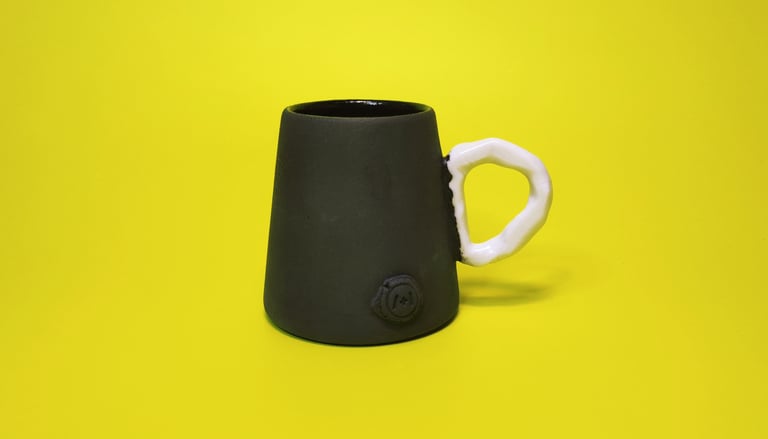 Tasse 82, Grès noir et porcelaine à anse modelée, d'Anthony Bortoluzzi