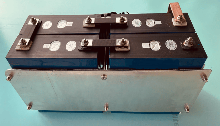 Vu intérieur des batteries lithium prismatique LFP Electroboat, mise en évidence de la compression e