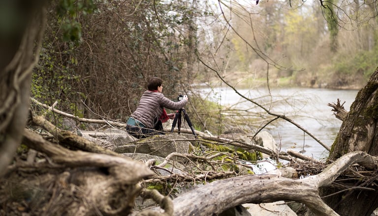 Fotografie Akademie Kursteilnehmerin am Fotografieren im Allrounder Basiskurs
