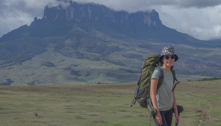 Turista China en su primer día de caminata al Tepuy Roraima, con el Kukenan de Fondo
