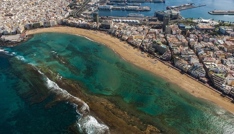 Playa de Las Canteras vista desde dron