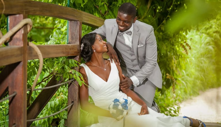 couple sur un pont accroupie