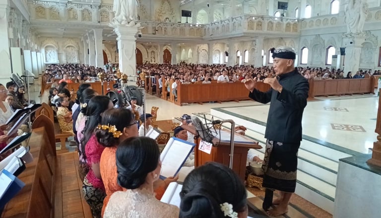 Koor Paroki Tuka di Paroki Roh Kudus Katedral Denpasar. I Gusti Ngurah Kumara