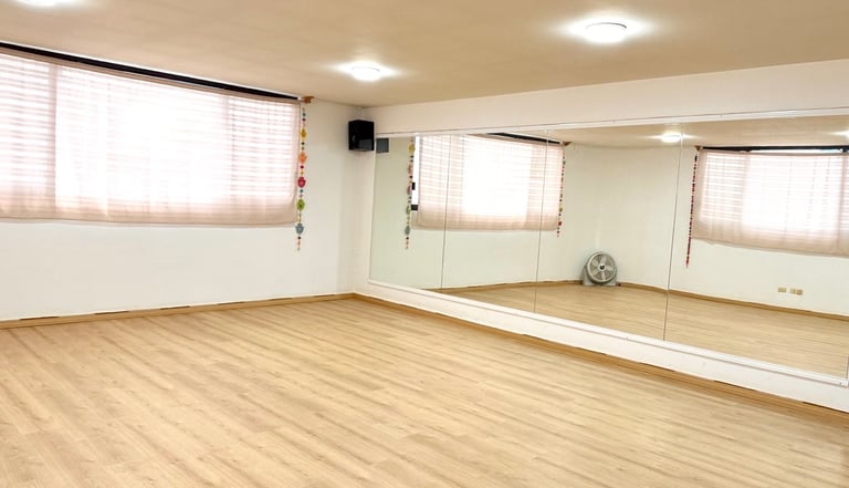 Salón iluminado de clases de danza rojo liminal arte