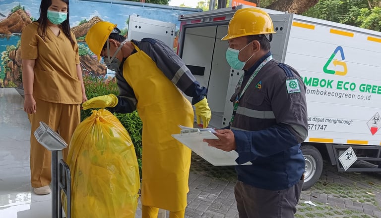 Proses penimbangan limbah sebelum dimuat ke dalam kendaraan.