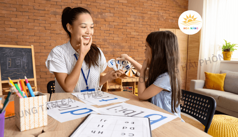 Hình ảnh học sinh tham gia vào lớp can thiệp sớm cho trẻ tự kỷ tại Trung Tâm Hoa Nắng Hải Phòng.