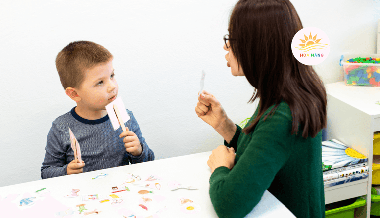 Thạc sĩ Giáo Dục đang khám và đánh giá trẻ chậm nói tại Trung tâm Hoa Nắng Hải Phòng
