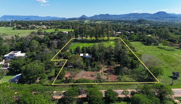 Zwei unmöblierte Häuser mit Garten und Altbaumbestand in Planta Urbana, Colonia Independenci