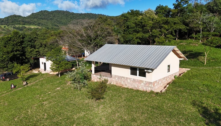Bungalow mit großem Garten & Bergblick – Mietobjekt in Colonia Independencia