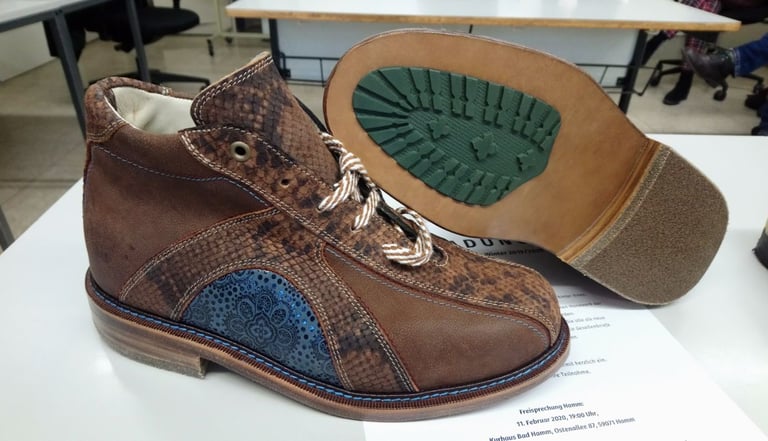 Orthopädische Schuhe für eine Beinlängendifferenz von 4cm. Hnadarbeit aus Angelbachtall
