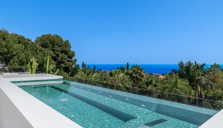 Infinity jacuzzi pool with sea views at Villa Serenity rooftop