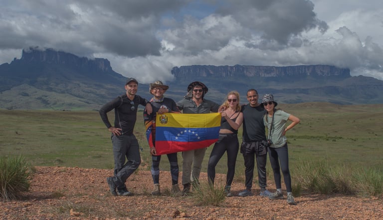 Grupo mixto de turistas en su primero día de caminata durante el Trekking Roraima