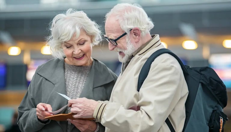 Casal de idosos analisando documentos sobre aposentadoria e acordos previdenciários.