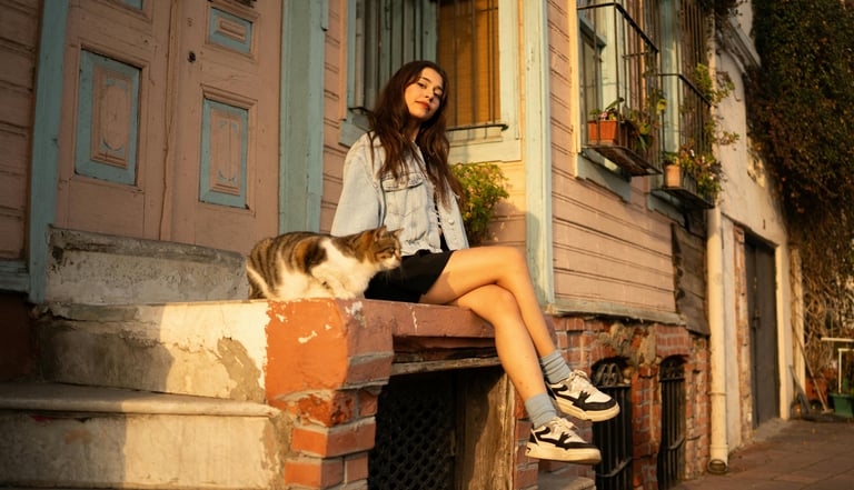 Valparaíso street life, female digital nomad Chile, solo woman city travel, peaceful city escapes
