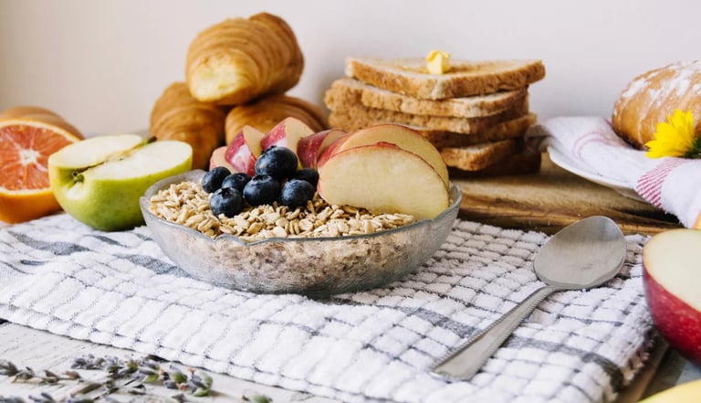 Café da manhã saudável e nutritivo com alimentos energéticos para começar bem o dia