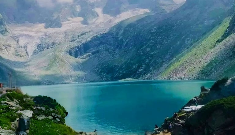 Beautiful green water of lake saif ul malook 