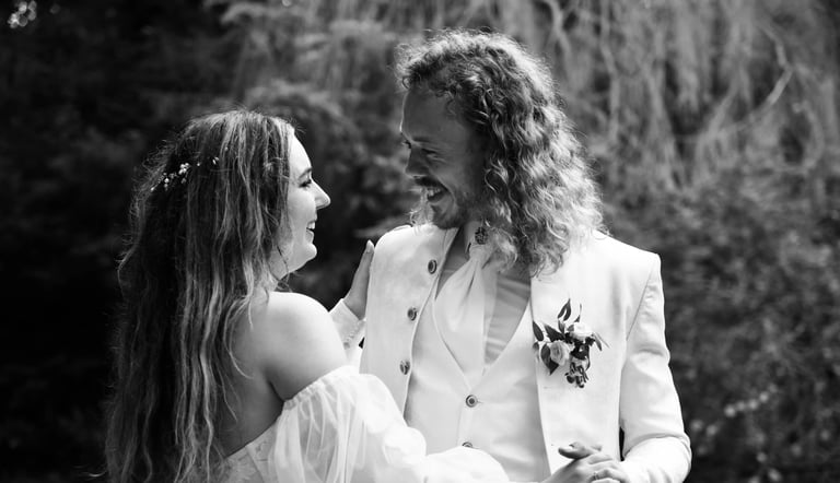 Mariés qui sourient et se regardent après la cérémonie de mariage