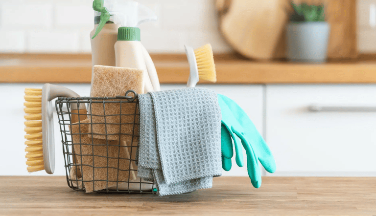 Cesta com produtos naturais de acordo com empresa jovem e sustentável especializada em aromaterapia.