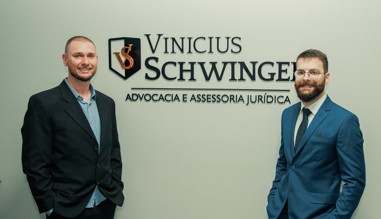 Dois homens em pé um ao lado do outro em um escritório jurídico.