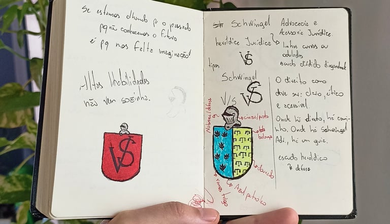 Uma pessoa segurando um livro com desenhos e anotações para brasão/logotipo;