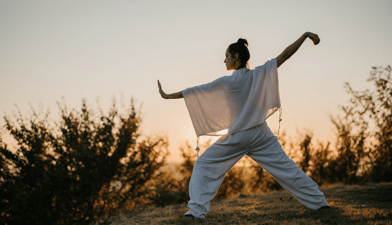 Femme qui pratique le Tai qi ou le Qi gong, pratique ancestrale chinoise