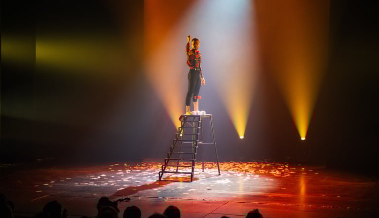 Valokuva sirkus-tapahtumasta Helsingissä. Himmeä ja värikäs valaisu