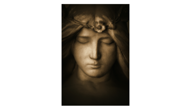 statue-yeux-clos-souffrance-victimes