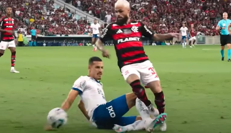 Disputa de bola no jogo do 1º turno entre Flamengo x Bahia.