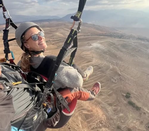un pasajero de parapente volando con piloto
