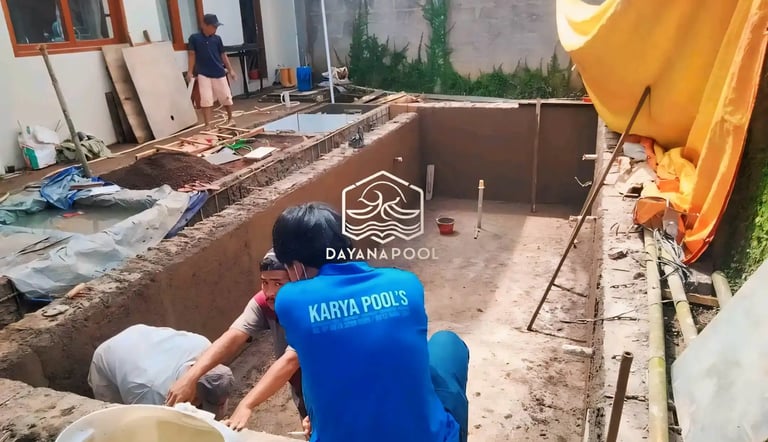 Proses konstruksi kolam renang, pemasangan kerangka besi.
