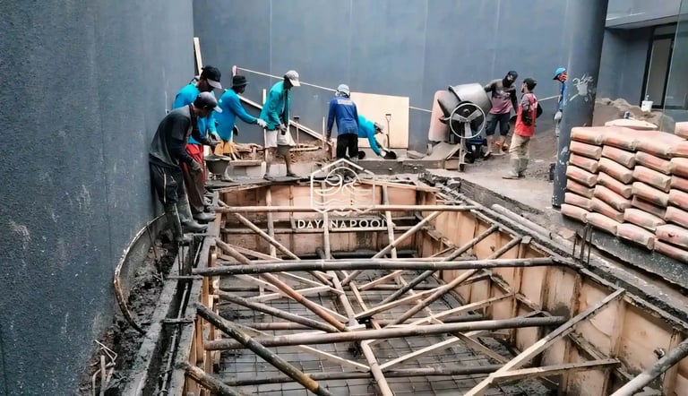 Tim DayanaPool melakukan renovasi pada kolam renang yang sudah ada.