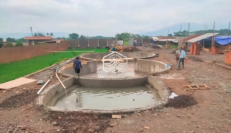 Proses konstruksi kolam renang, pemasangan kerangka besi.