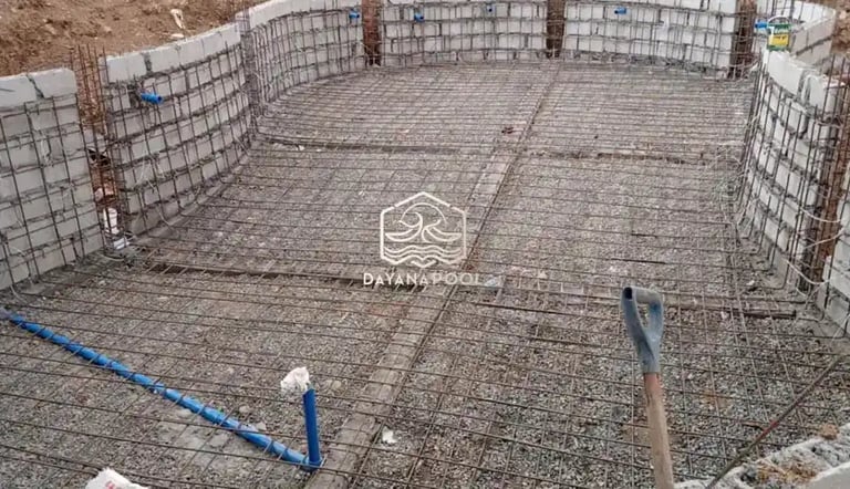 Proses konstruksi kolam renang, pemasangan kerangka besi.