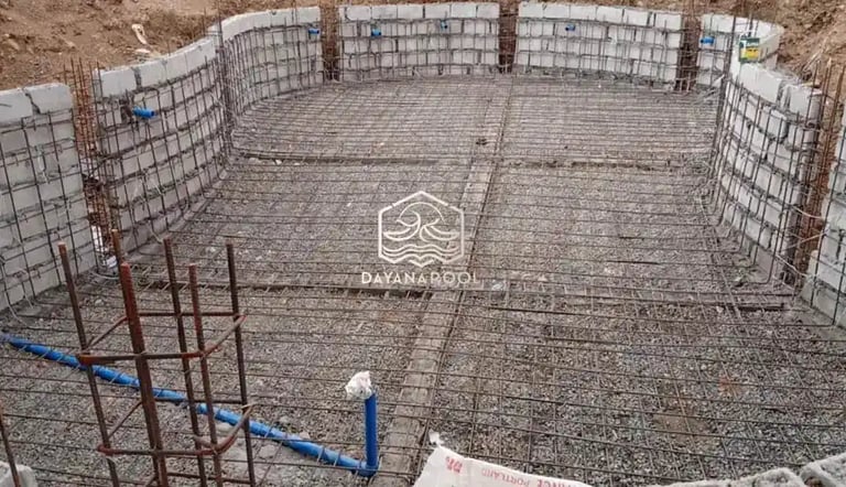 Proses konstruksi kolam renang, pemasangan kerangka besi.