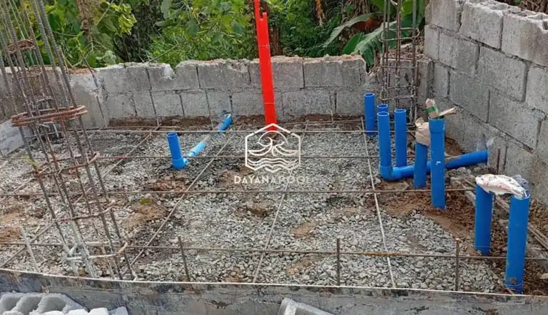 Proses konstruksi kolam renang, pemasangan kerangka besi.