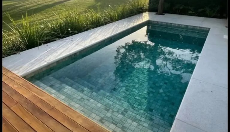 Kolam renang pribadi dengan finishing batu alam untuk nuansa alami.