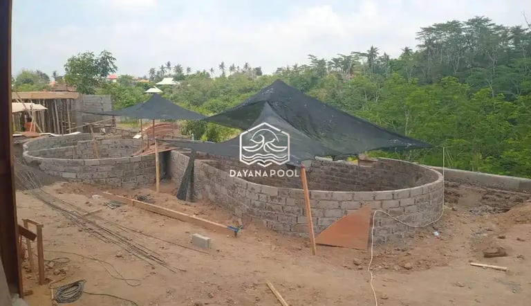 Proses pembangunan kolam renang, kerangka besi.